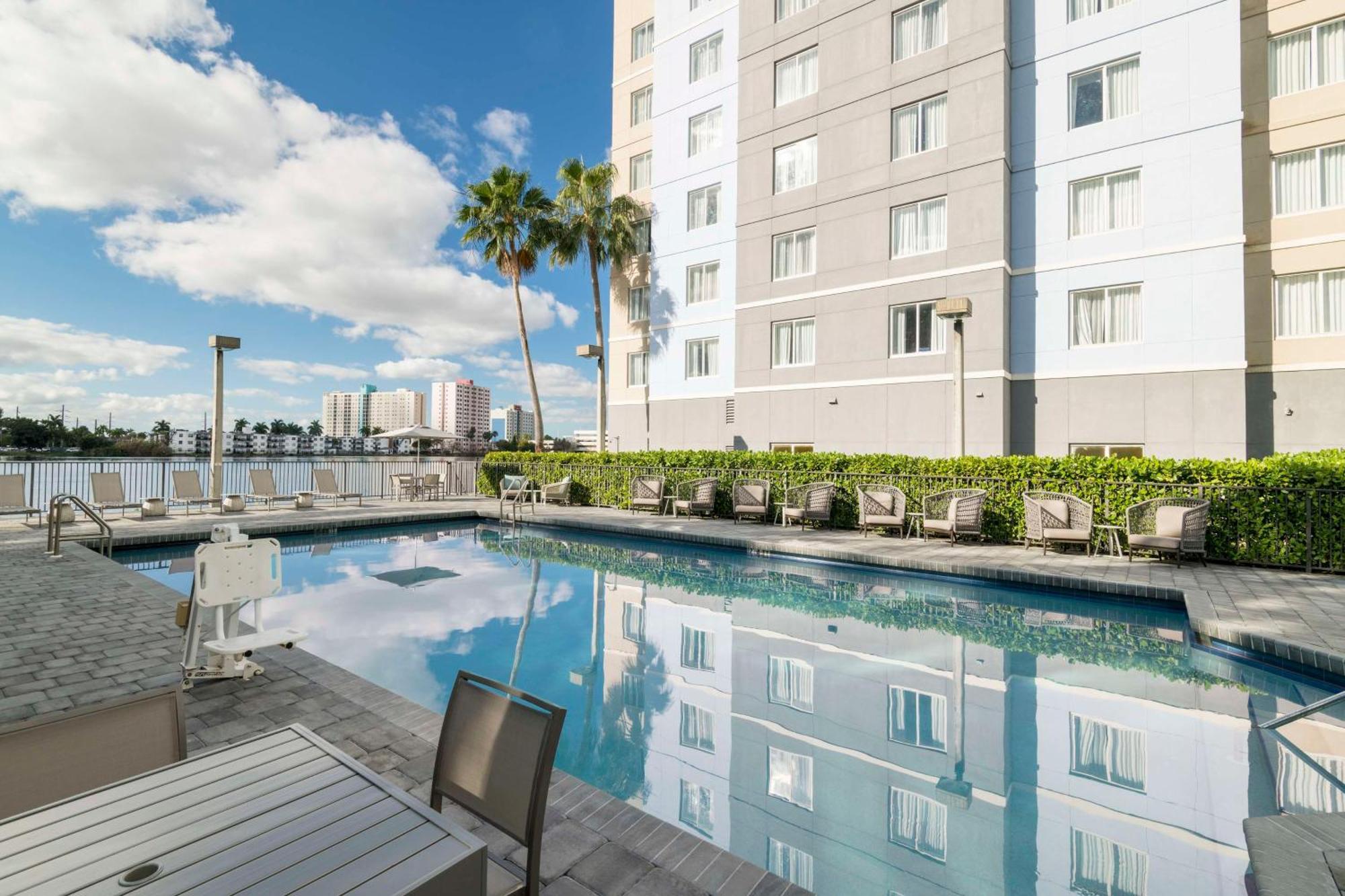Homewood Suites Miami Airport/Blue Lagoon מראה חיצוני תמונה